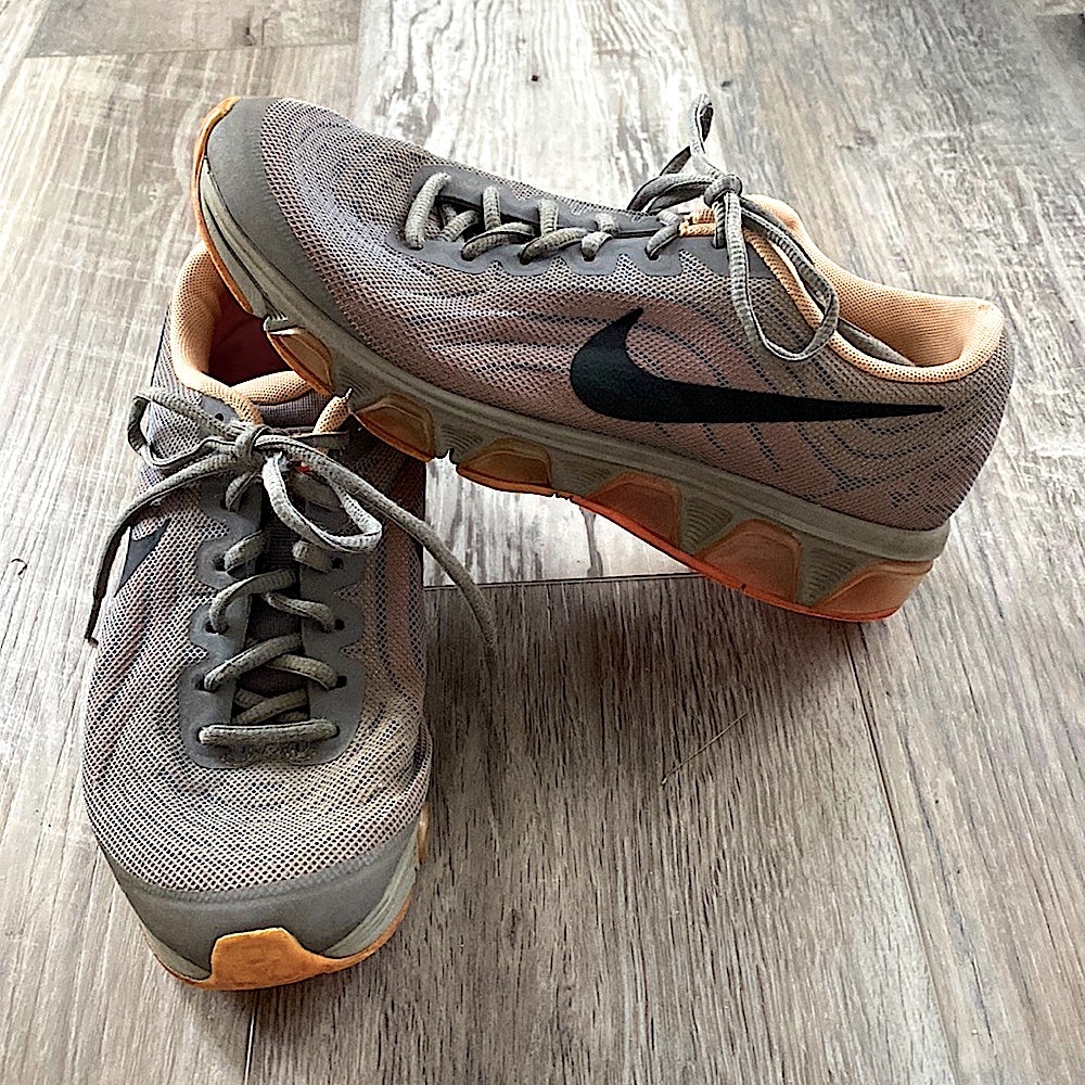 Nike women’s size 7.5, Gray and peach